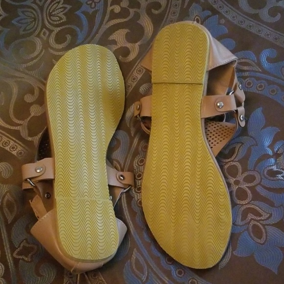NWOT Womens Yucca T-Strap sandals, size 9 - Picture 5 of 5